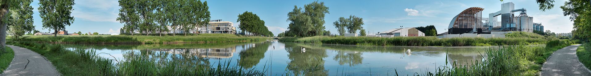 A droite, l’ancien tracé du canal (embranchement qui ne dessert plus que l’ancienne usine Saint-Gobain), en face, le nouveau bief 34 bis du versant Saône se poursuivant vers la gauche de l’image, vers Fragnes. Chalon-sur-Saône (Champforgeuil).