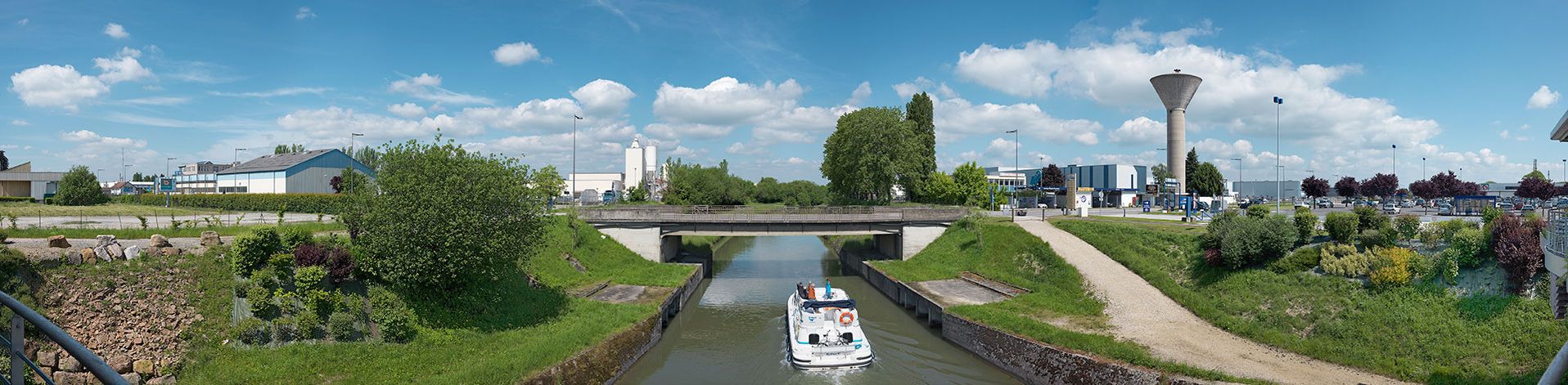 Ensemble industriel s’étendant de part et d’autre du canal du Centre à hauteur du bief 34bis du versant Méditerranée à Crissey et Chalon-sur-Saône. Cette zone industrielle a été créée à la suite de la déviation du canal dans Chalon à la fin des années 1950.