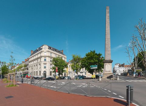 Canal du Centre&nbsp;: L'obélisque, aujourd'hui situé place de l'Obélisque, commémore la pose de la première pierre du canal du Centre par le prince de Condé, le 22 juillet 1784, et donc l'arrivée du canal du Centre à Chalon. Il est aujourd'hui le seul témoin des premières installations portuaires du canal, puisqu'il fut érigé au bout du bassin de l'Obélisque, qui s'étendait de l'actuelle avenue Nicéphore Niepce jusqu'au monument.