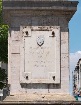 Canal du Centre&nbsp;: détail de la plaque commémorative de l’obélisque.