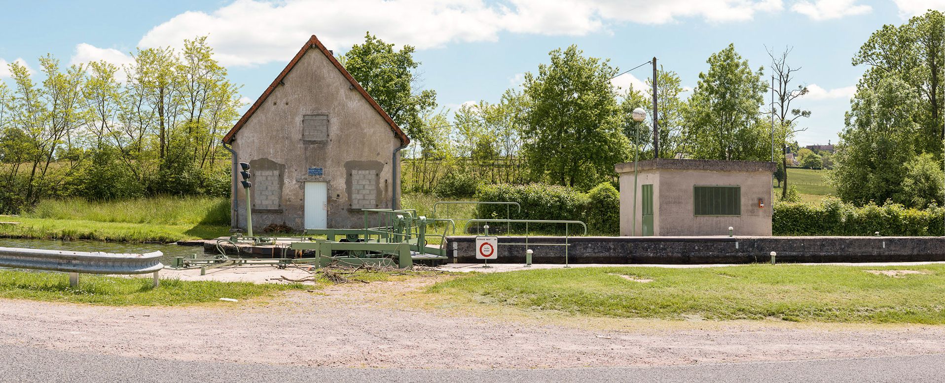 Maison éclusière du site d’écluse 01 du versant Océan, à Bois-Bretoux, bief de partage, Montchanin. Les ouvertures de la maison, de modèle Gauthey, ont été modifiées et sont actuellement murées.