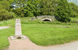 Monument aux morts de la Deuxième Guerre mondiale, placé en aval de l’étang de Parisenot au bief 04 du versant Océan à Saint-Eusèbe.