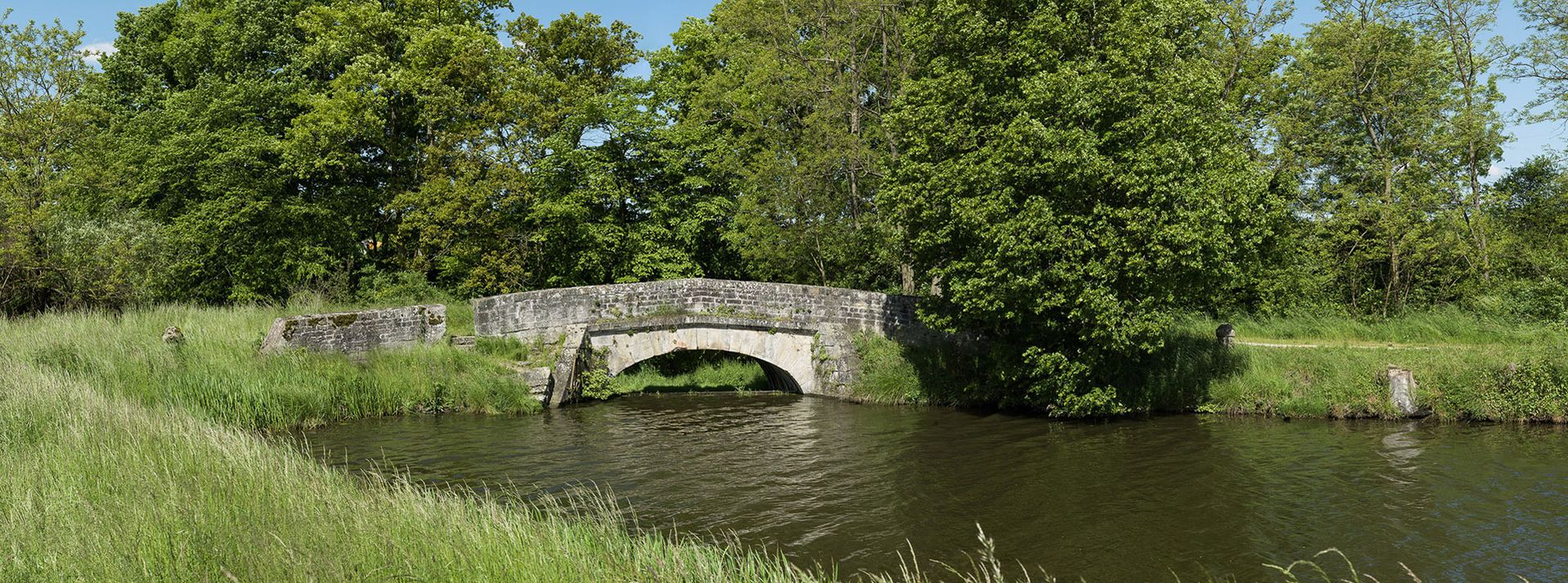 Le pont de Parisenot, bief 04 du versant Océan à Saint-Eusèbe. Au premier plan, l’étang de Parisenot.