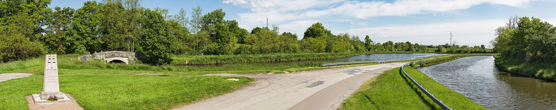 Canal du Centre&nbsp;: le bief 04 du versant Océan, avec à gauche le pont de Parisenot sur un déversoir du réservoir de Parisenot.