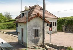 Le poste de commande du site de l’écluse 04 du versant Océan à Saint-Eusèbe. Il reprend le modèle à toiture à deux pans en tuile mécanique des années 1950.