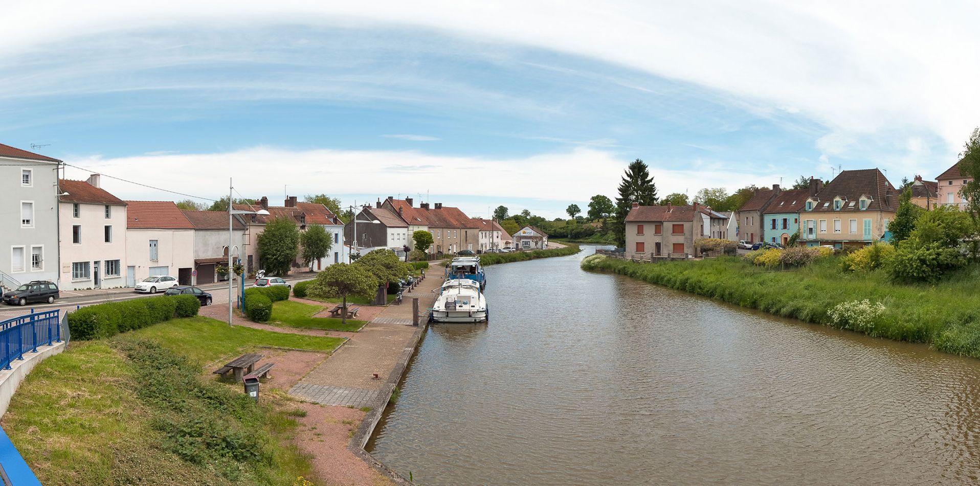 Le port de Blanzy&nbsp;: il s'agit d'un aménagement des berges sur 110&nbsp;m de long pour un port de 1200 m2. Bief 08 du versant Océan.