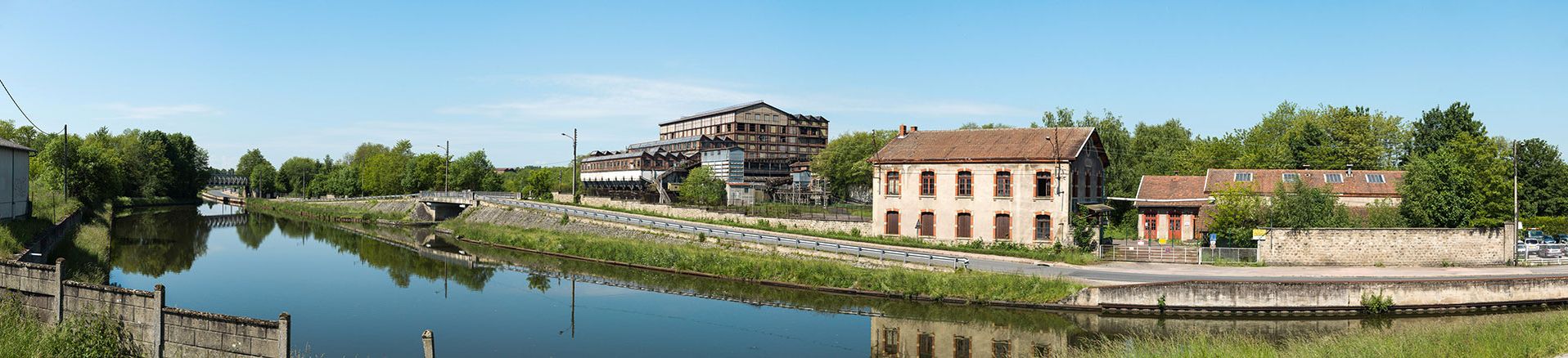 Canal du Centre&nbsp;: lavoir des Chavannes le long du bief 10 du versant Loire-Océan à Montceau-les-Mines. On distingue l’entrée du chenal attenant et les bâtiments administratifs le long de la route.