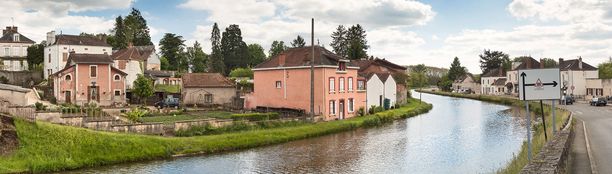 Maison de garde de type Mercadier à Ciry-le-Noble, bief 14 du versant Océan. Elle est séparée du canal par son jardin.