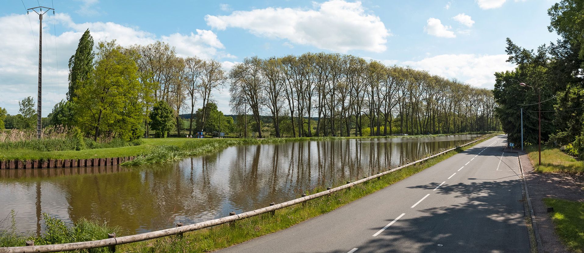 Le port de Ciry-le-Noble formé d’un bassin en demi-cercle de 120 mètres de long et de 1200 m2 aménagé dans la rive gauche du canal. On voit très bien l’alignement de platanes longeant le bief 14 du versant Océan.