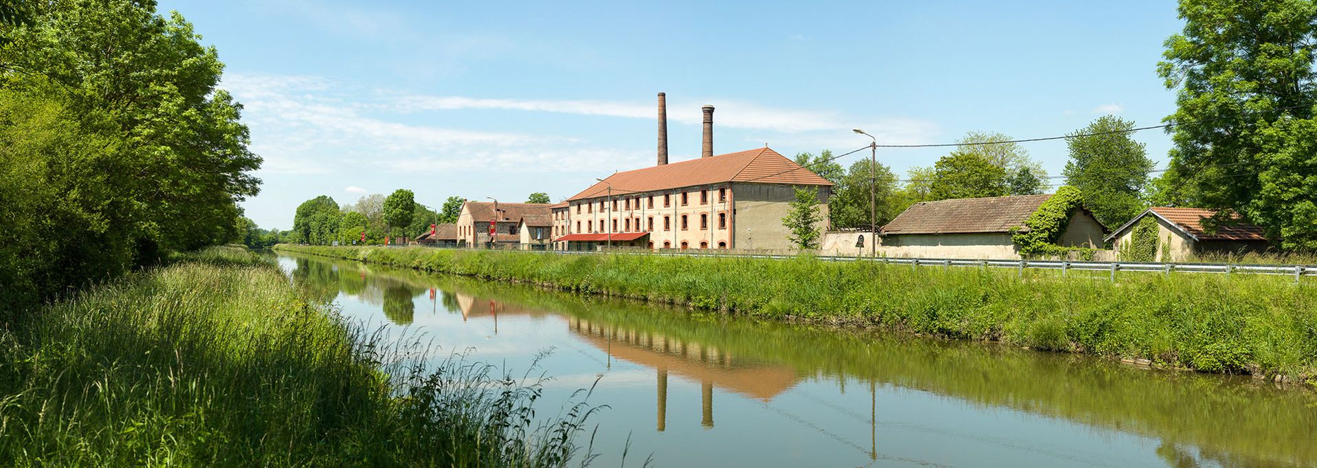 Ancienne briqueterie de Ciry-le-Noble sur la rive droite du canal, longeant le bief 15 du versant Loire.