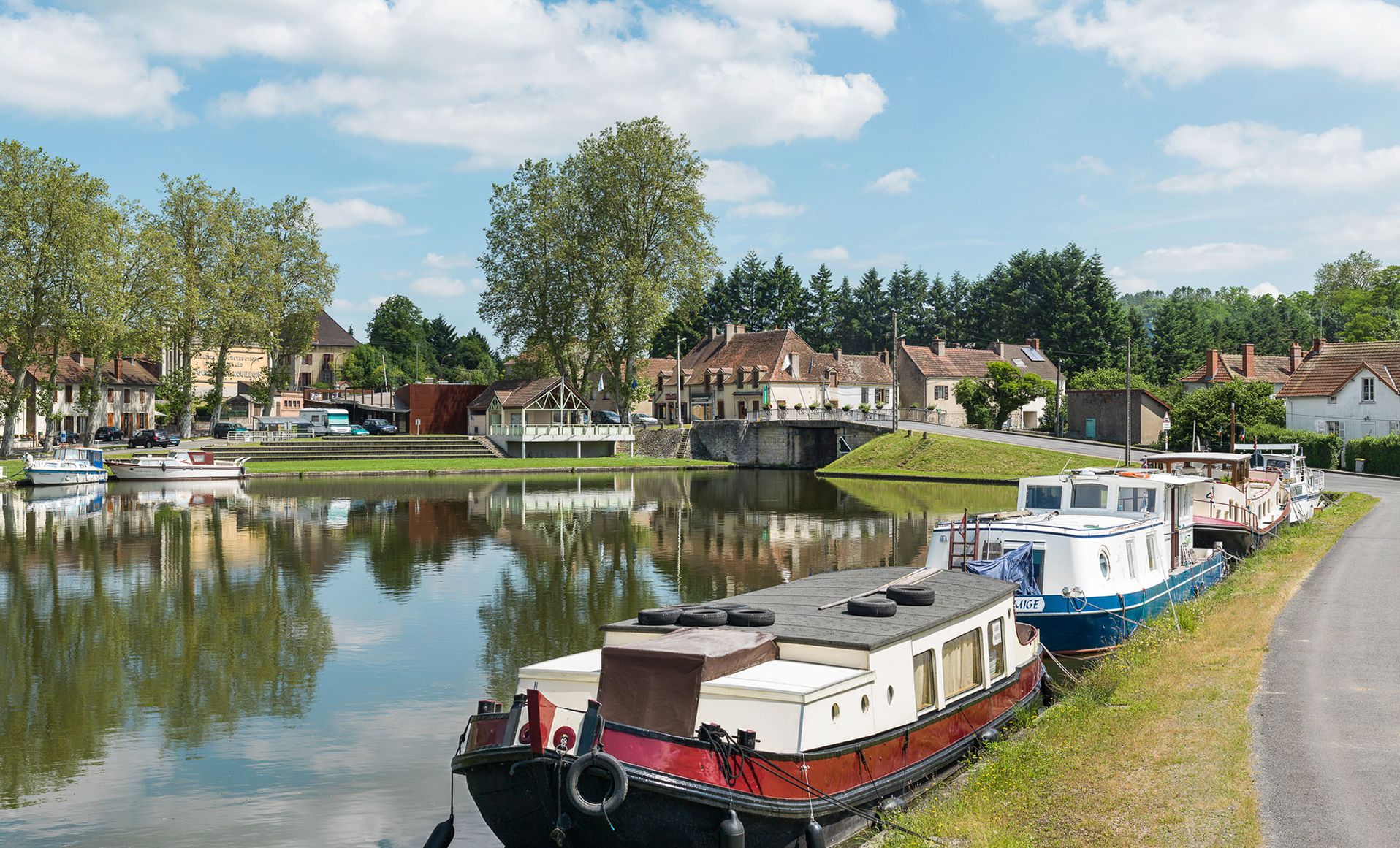 Canal du Centre&nbsp;: Le port de Génelard, bief 17 du versant Loire.