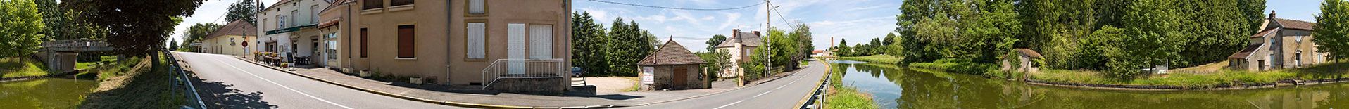 Panorama du canal à Palinges, bief 18 du versant Océan. De gauche à droite&nbsp;: le canal, une demeure à échauguettes (l'ancienne demeure d'Emmanuel Pajot, directeur de l'usine du Montet), l'usine et la maison de garde.