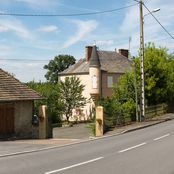 En amont du pont de Palinges, belle demeure à un étage, de plan rectangulaire, avec deux échauguettes aux angles donnant sur la route. Elle est couverte d'un toit à croupe en ardoise&nbsp;: c'est la maison du dirigeant de l'usine dans les années 1850, Emmanuel Pajot.