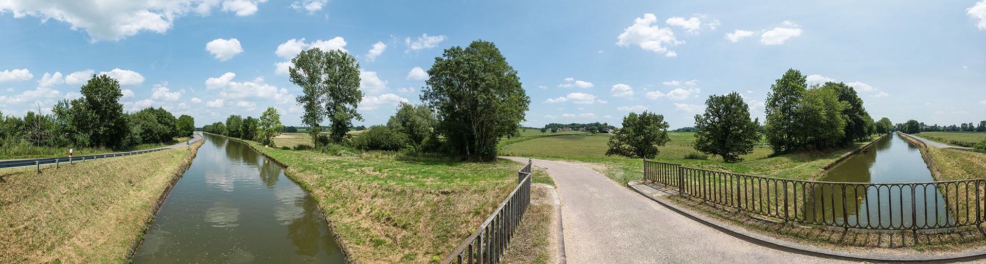 Depuis le canal, on aperçoit la ferme-école du Montceau, dans la continuité du pont. Bief 20 du versant Océan à Saint-Aubin-en-Charollais.