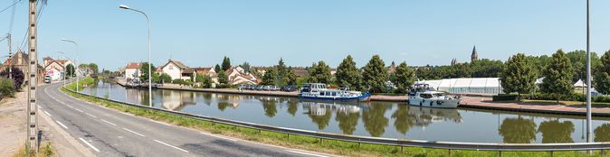 La ville de Paray-le-Monial et le port aujourd’hui. On peut apercevoir la basilique à droite.