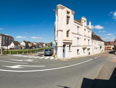 Immeuble Art Déco de style paquebot, en bordure du bief 24 du versant Méditerranée à Paray-le-Monial.