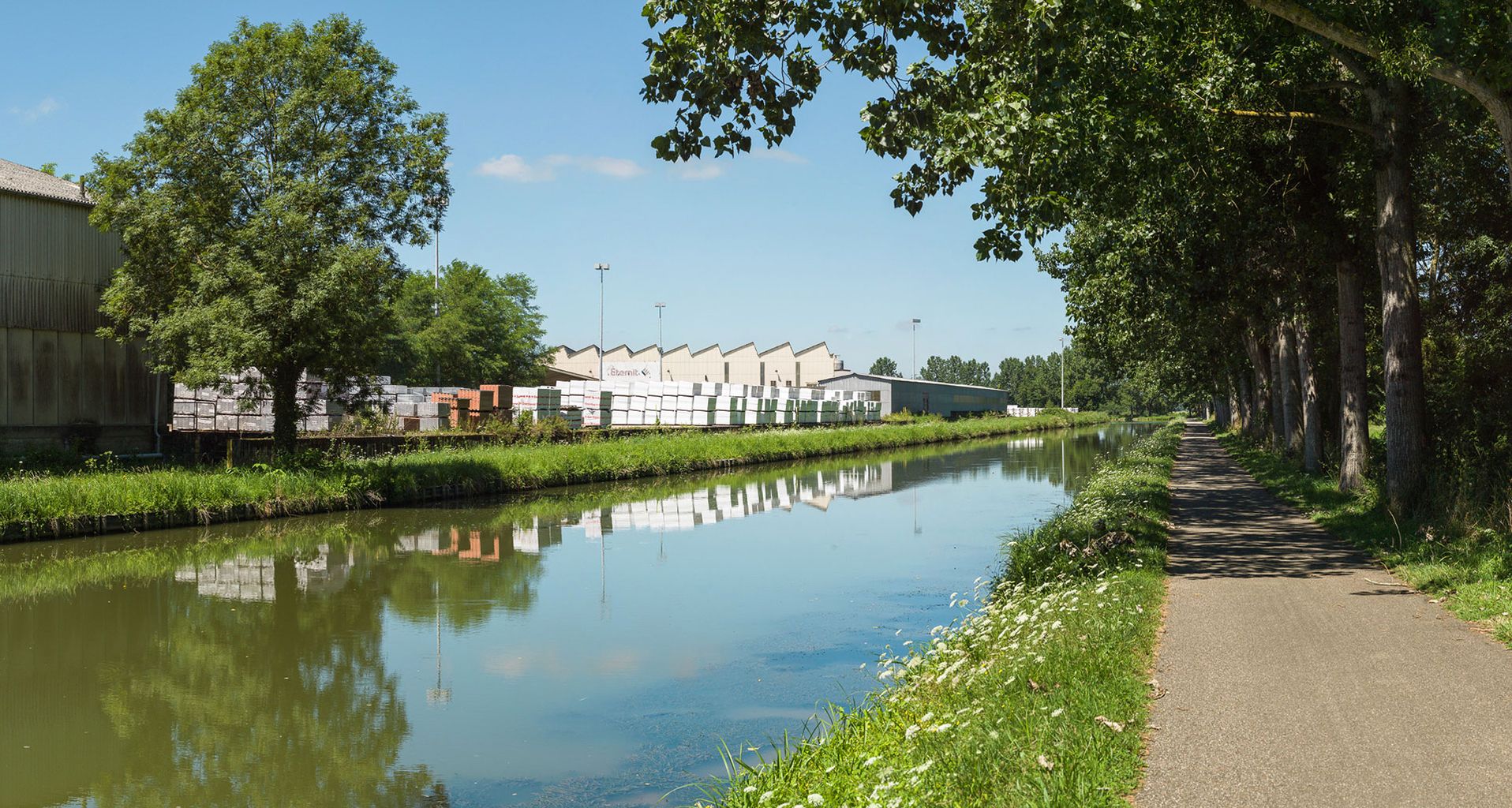 Bâtiments de l’usine Eternit, longeant le bief 26 du versant Loire à Vitry-en-Charollais.