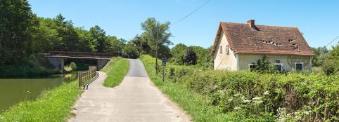 Maison éclusière de type Gauthey sur le site d’écluse abandonné XXVII dit du Paradis, bief 27 du versant Océan à Vitry-en-Charollais.