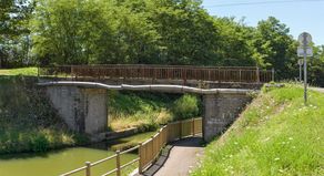 Pont routier isolé dit du Paradis, il a été construit au début du 19e siècle pour le canal latéral et a subi des modifications ultérieures. Bief 27 du versant Océan à Vitry-en-Charollais.