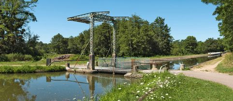 Le pont mobile de la rigole de l’Arroux au bief 27 du versant Océan à Digoin.