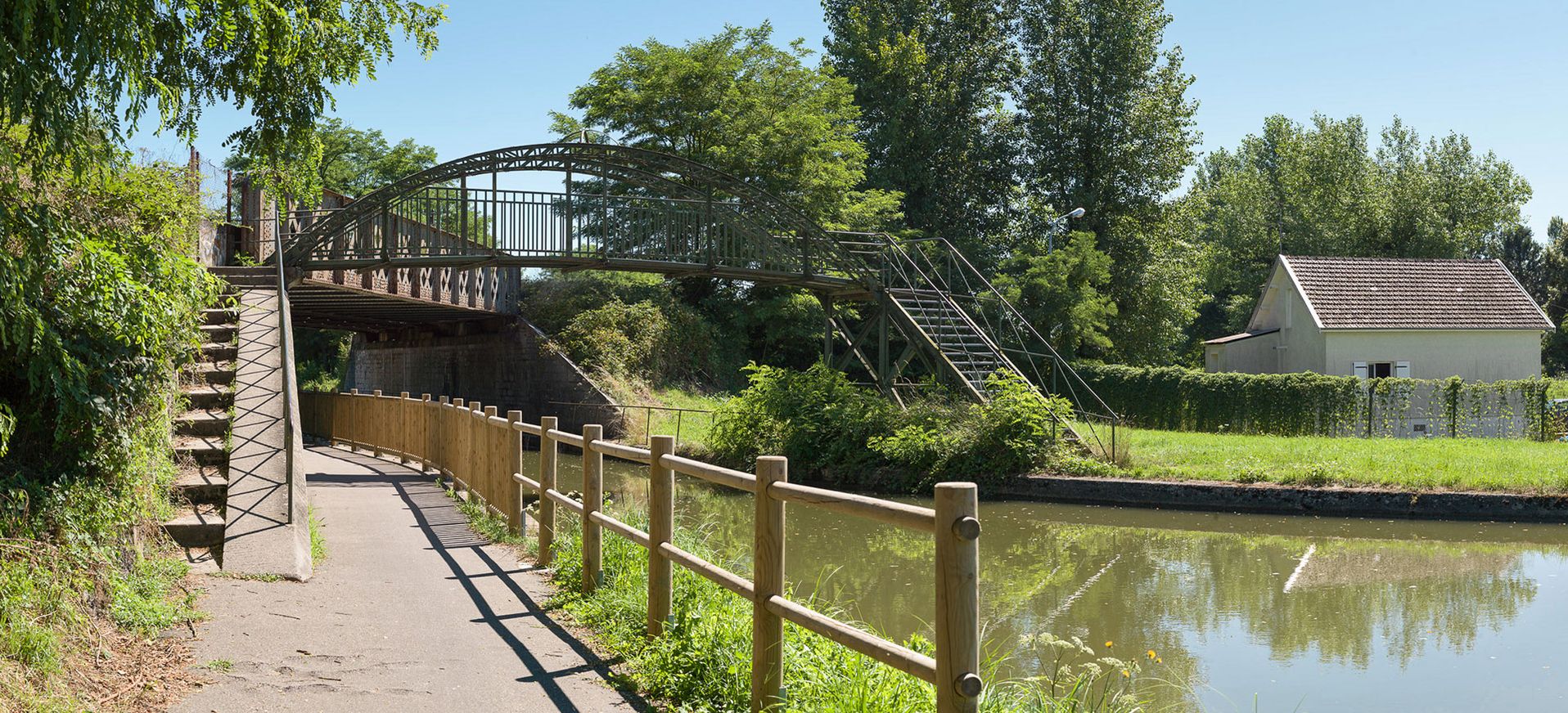 Pont ferroviaire biais moderne avec piles en moellon et tablier en métal riveté avec treillage en croix de Saint-André. Juste en aval, se trouve une passerelle métallique pour piétons. Bief 27 du versant Océan à Digoin.