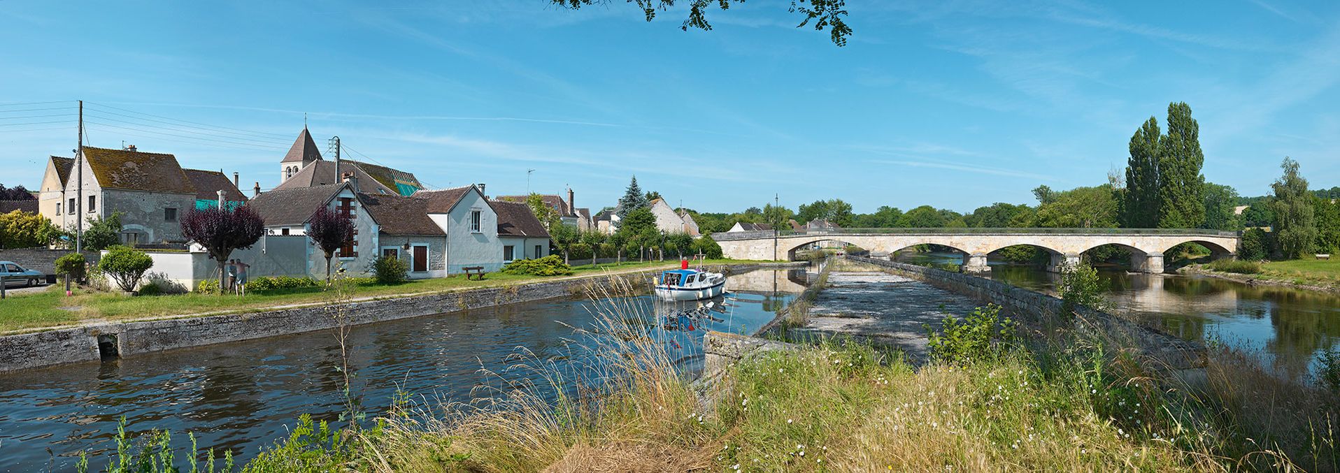 Bateau de plaisance sur l’embranchement de Vermenton au niveau du village d’Accolay.