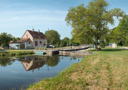 Le site de l’écluse 01 de l’embranchement de Vermenton à Accolay, vu d’amont.