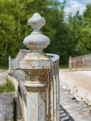 Canal du Nivernais&nbsp;: détail du garde-corps du  pont sur l'écluse 01 de l'embranchement de Vermenton à Accolay.