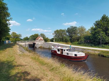 Bateau de plaisance quittant le site de l’écluse 01 de l’embranchement de Vermenton à Accolay.