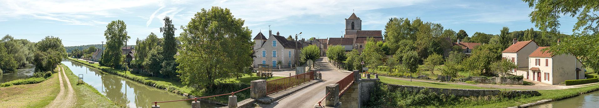 Canal du Nivernais&nbsp;: vue d'ensemble du village de Lucy, avec l'église au centre. Au premier plan, le pont routier isolé de Lucy-sur-Yonne. Bief 55 du versant Seine.