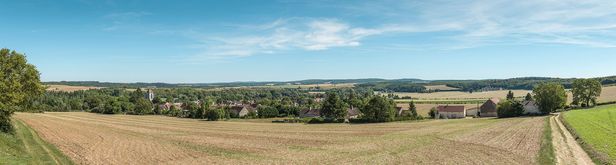 Vue panoramique du village de Lucy-sur-Yonne, à hauteur du bief 55 du versant Seine avec à gauche, l'église.