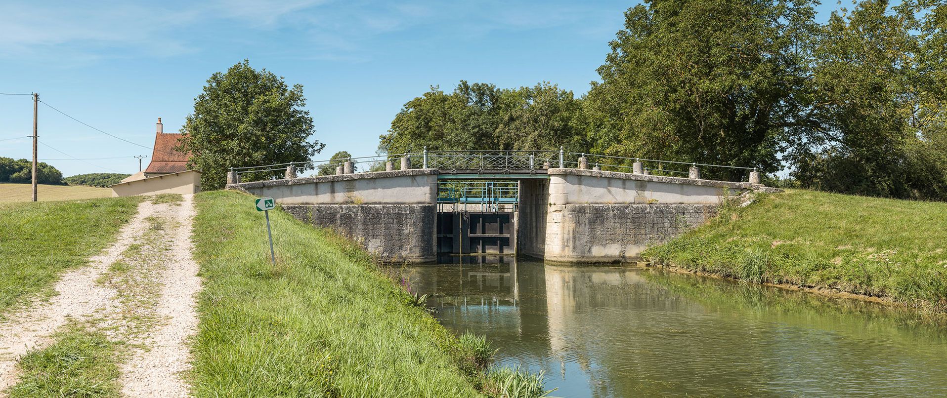 Canal du Nivernais&nbsp;: pont rehaussé sur l’écluse 54 du versant Seine à Lucy-sur-Yonne.