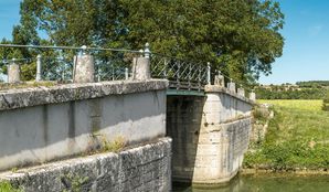 Le pont sur l'écluse 54, dite de Bèze à Lucy-sur-Yonne. On voit nettement le rehaussement.