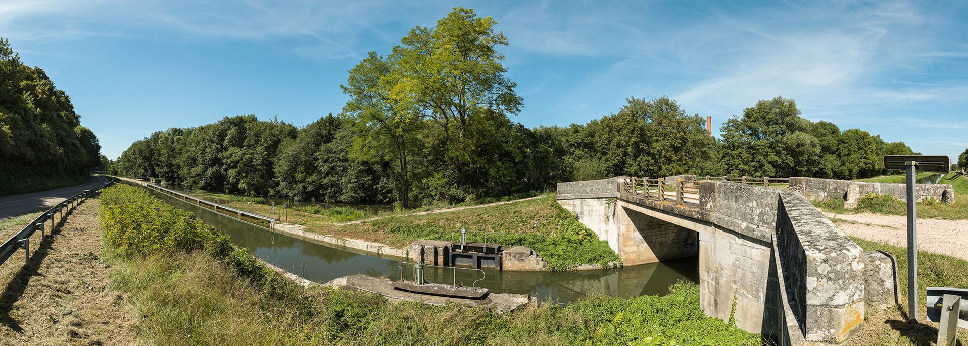 Le moulin de Crain&nbsp;: on aperçoit la cheminée en brique. Au premier-plan, l’écluse de garde sur le bief 54 du versant Seine à Lucy-sur-Yonne.