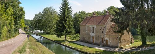 Canal du Nivernais&nbsp;: maison de garde sur le bief 60 du versant Seine à Merry-sur-Yonne.