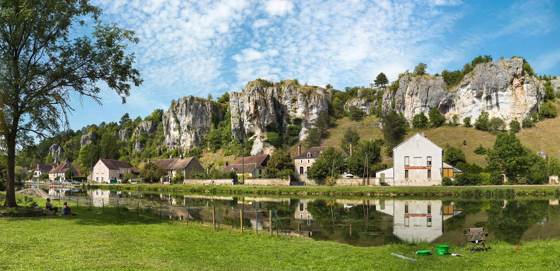 Canal du Nivernais&nbsp;: les rochers du Saussois à Merry-sur-Yonne, bief 60 du versant Seine.