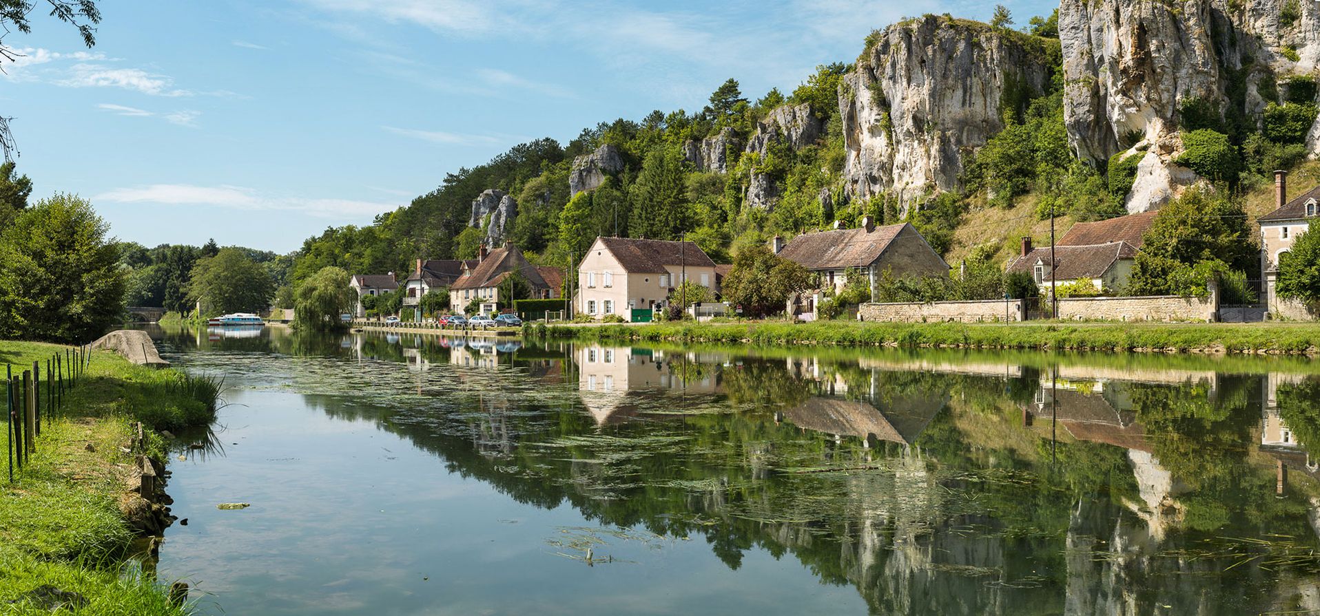 Les rochers du Saussois, paysage naturel formé d’une paroi calcaire surplombant le canal du Nivernais à hauteur du bief 60 du versant Seine à Merry-sur-Yonne.