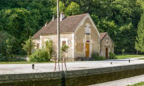 Maison éclusière du site de l'écluse 62 du versant Seine, dite du Parc à Mailly-le-Château.