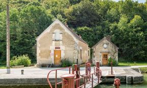 Maison éclusière et son annexe à droite&nbsp;; site de l'écluse 62 du versant Seine, dite du Parc à Mailly-le-Château.