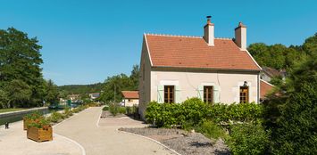 Canal du Nivernais&nbsp;: aménagements paysagers contemporains autour de la maison éclusière rénovée du site 63 du versant Seine à Mailly-la-Ville.