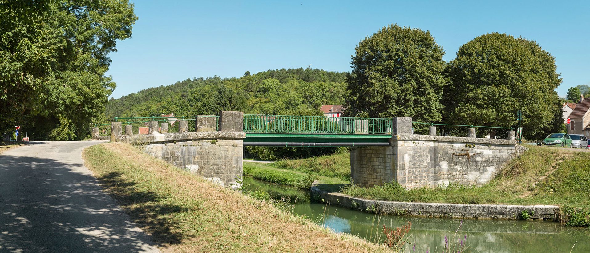 Pont routier isolé sur le bief 63 du versant Seine à Mailly-le-Château.