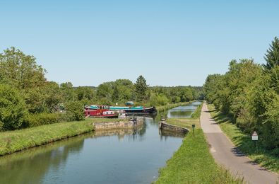 Canal du Nivernais&nbsp;: le port de Mailly-la-Ville en aval de l’écluse de garde 64 du versant Seine.