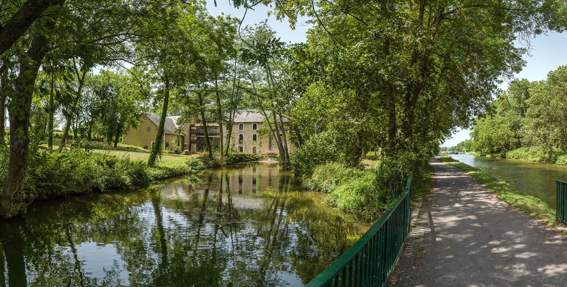 Le moulin de Preuilly, situé rive gauche. Au premier-plan, le bief de dérivation et à droite, le canal. Bief 80 du versant Seine à Auxerre.