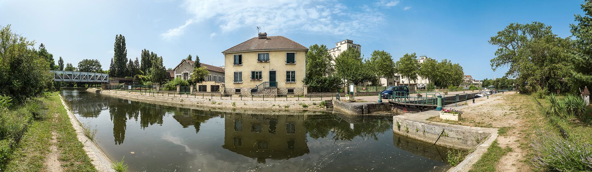 Ancien pont-ferroviaire de la ligne Auxerre-Clamecy enjambant le bief 81 du versant Seine à Auxerre. A droite, le site de l’écluse 81 dite du Batardeau.