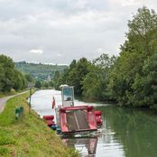 Canal de Bourgogne&nbsp;: bateau-faucardeur sur le bief 50 du versant Saône à Plombières-lès-Dijon.
