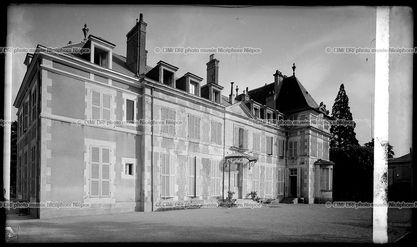 Vincelles (Yonne) Château – Cour principale. Vers 1920. Négatif au gélatino-bromure d’argent sur verre. Coll. Combier - musée Nicéphore Niépce – Chalon sur Saône - inv. n°&nbsp;1975.19. 89478.72.1