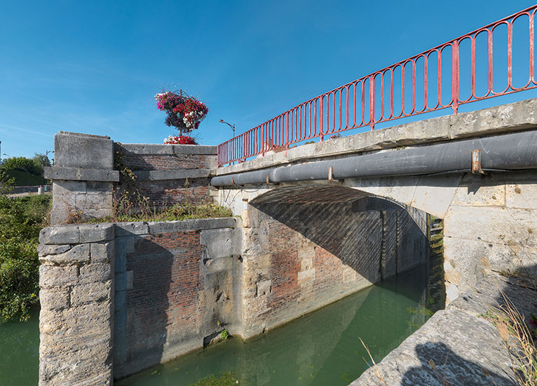 Le pont en brique et pierre sur l’écluse 114-115 du versant Yonne, dernière écluse avant la Saône à Migennes.