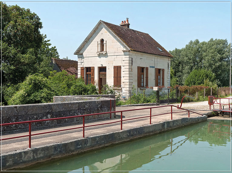 Maison éclusière du site d’écluse 108 du versant Yonne à Saint-Florentin.