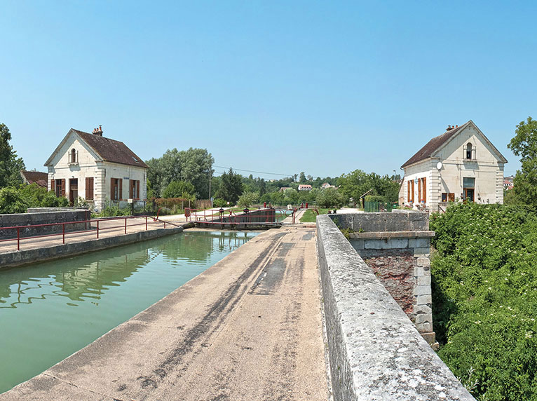Maison éclusière et de garde au débouché du pont-canal. Site d’écluse 108 du versant Yonne à Saint-Florentin.