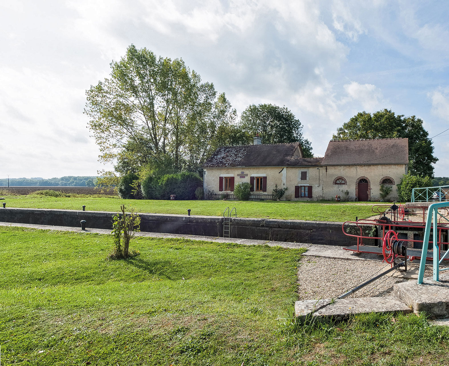 Ancienne maison de garde qui a servi de maison éclusière sur le site d’écluse 104 du versant Yonne à Percey.